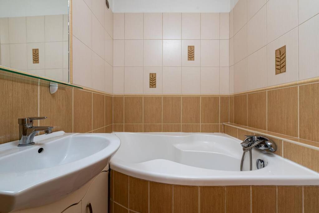 Spacious And Bright Flat Between Airport & Center Apartment Budapest Ngoại thất bức ảnh